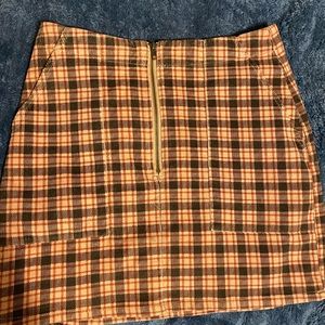 Cute plaid mini skirt w/ front zipper AND POCKETS!!! 😍😍😍